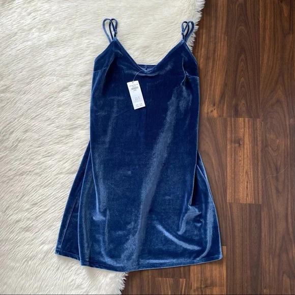 hollister blue velvet dress Petite Carolina Long Velvet V-Neck Sequin Sleeve Dress main image 1